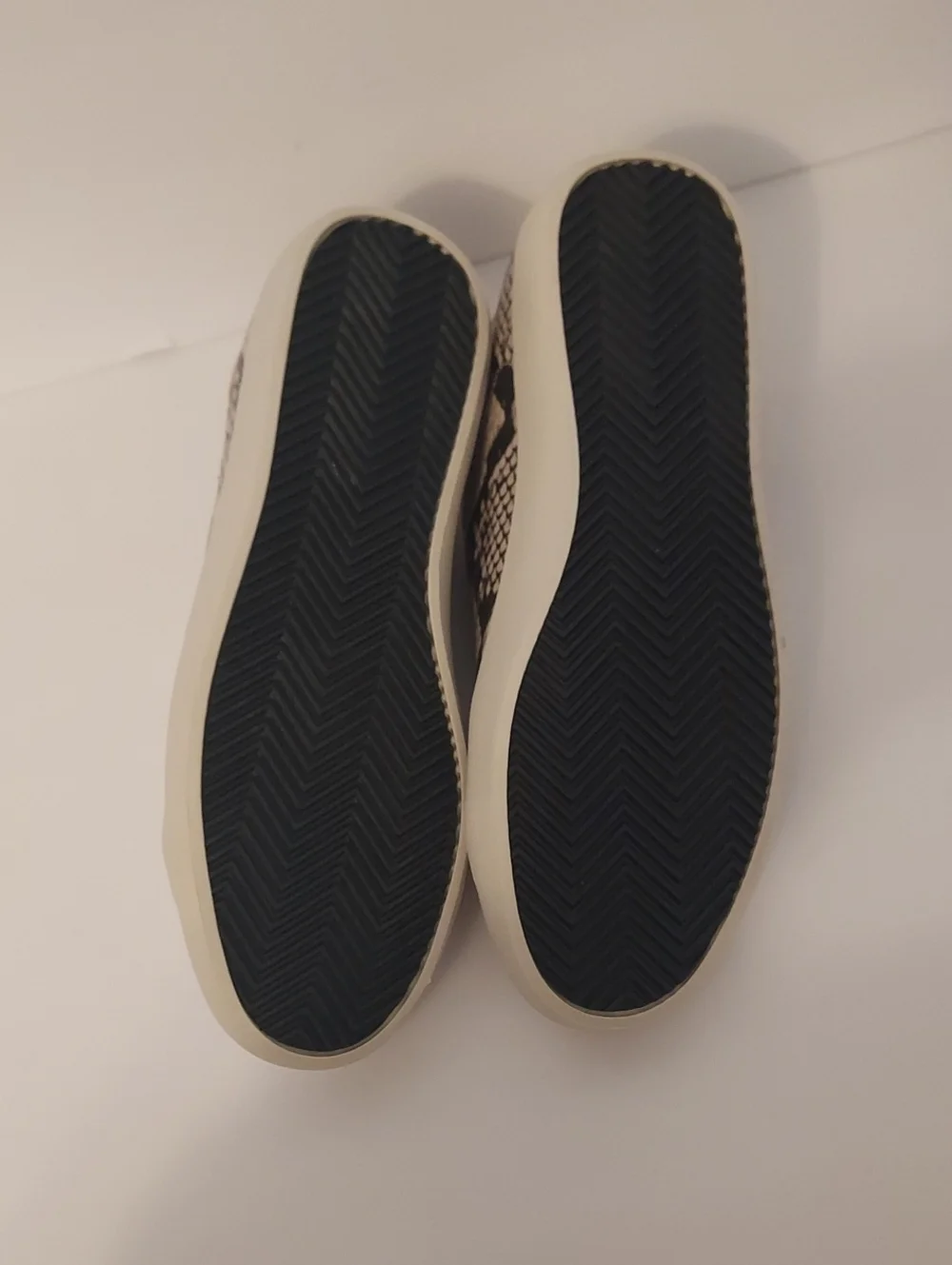 JustFab Snakeskin Sneaker White Black Stars Size 7